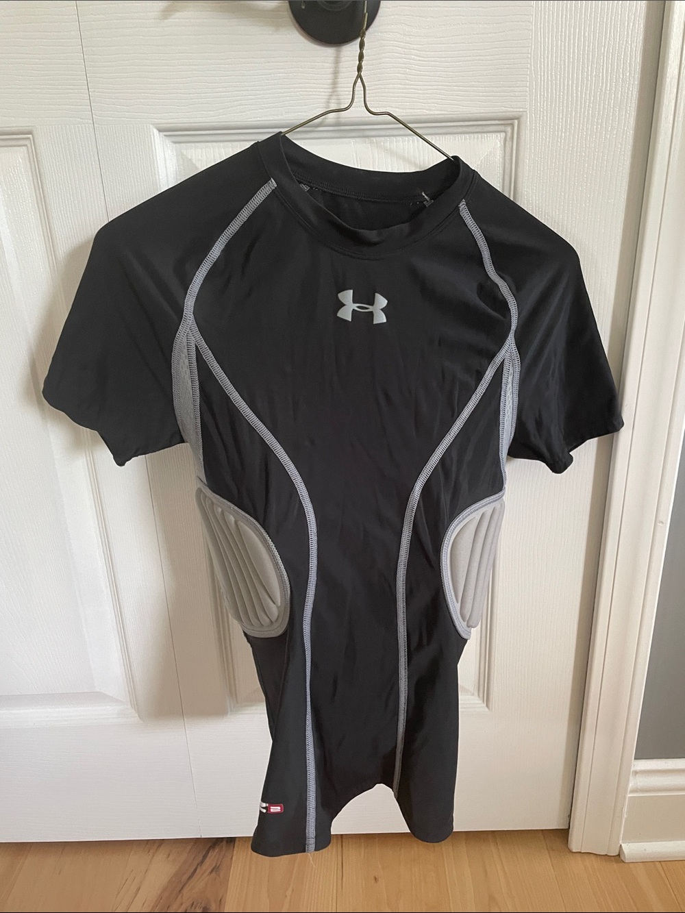 Under Armour Black Short-Sleeve Compression Shirt with Gray Panel Boys L Rib Pad